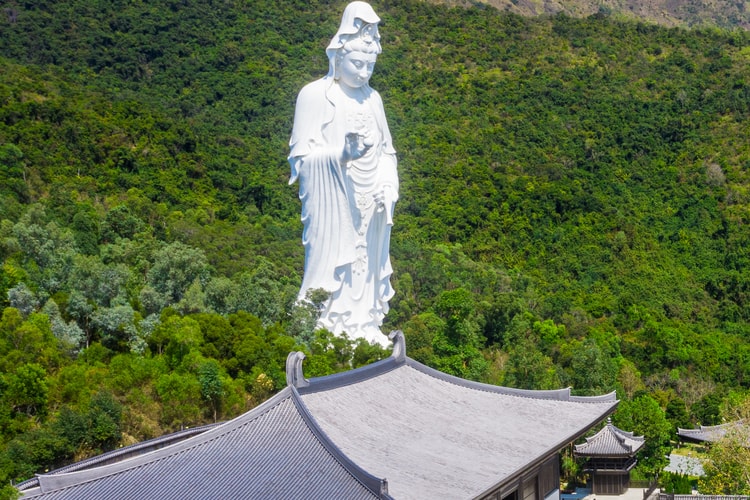 Japan's Houkokuji Aizu Betsuin Temple Gives Its 187-Foot-Tall Kannon Statue A Massive Face Mask