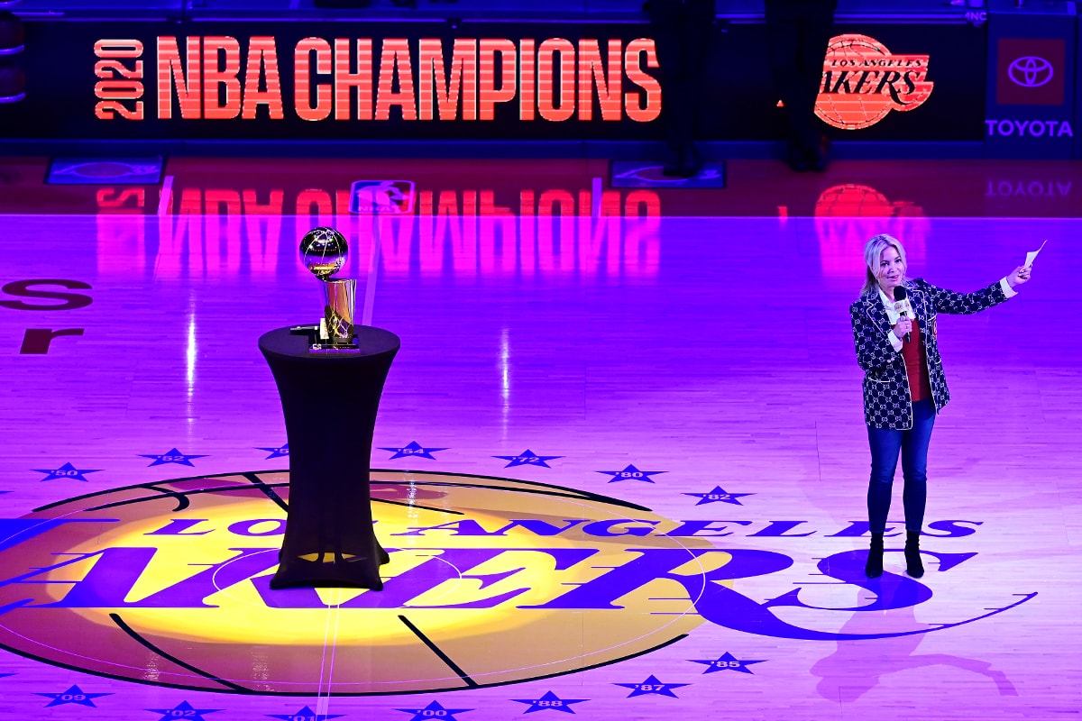 Netflix Orders Los Angeles Lakers Comedy Series nba national basketball association mindy kaling jeanie buss linda rambis Howard Klein