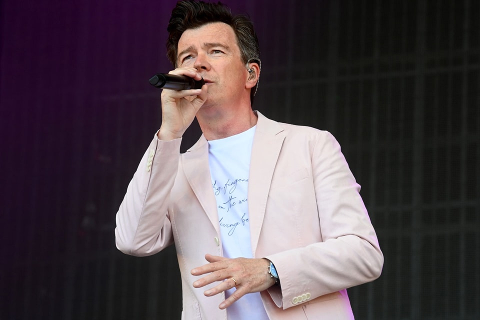 Rick Astley's 1987-Hit 'Never Gonna Give You Up' Garners One Billion Views  on