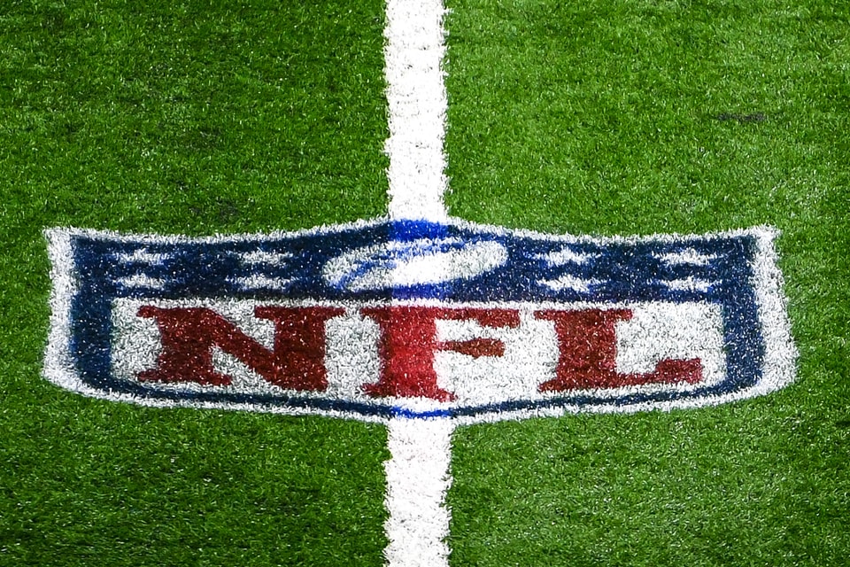 Apple, NFL in Talks for Sunday Ticket Streaming