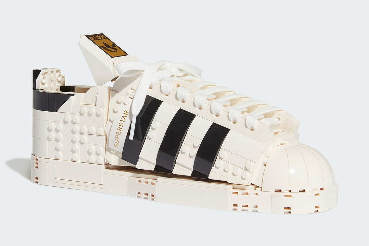 レゴグループとアディダス オリジナルス によるコラボ スーパースターが発売 adidas originals lego superstar run dmc design model sneaker footwear streetwear coffee boy japanese artist 