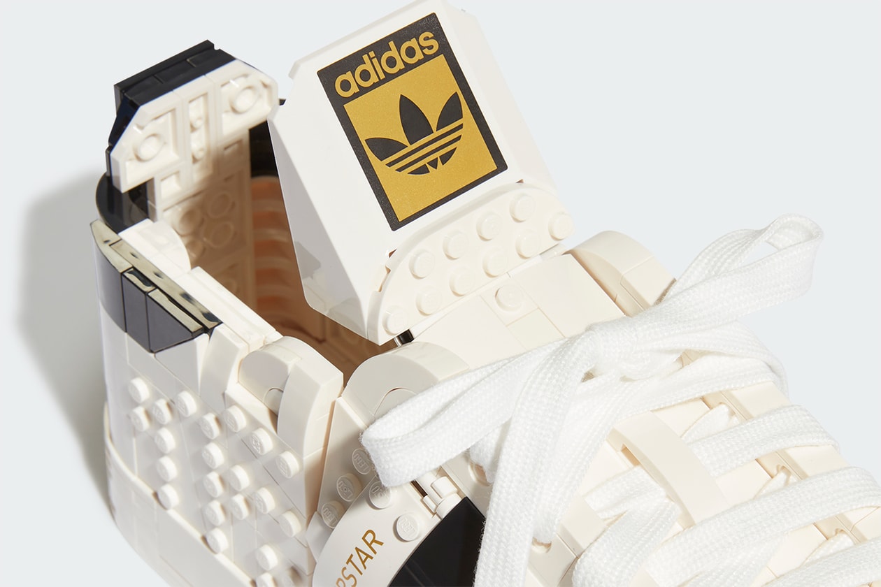 レゴグループとアディダス オリジナルス によるコラボ スーパースターが発売 adidas originals lego superstar run dmc design model sneaker footwear streetwear coffee boy japanese artist 