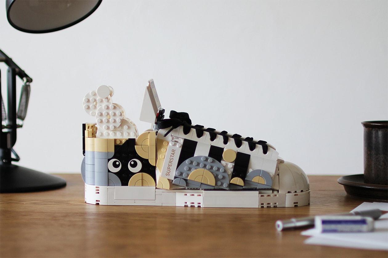 レゴグループとアディダス オリジナルス によるコラボ スーパースターが発売 adidas originals lego superstar run dmc design model sneaker footwear streetwear coffee boy japanese artist 