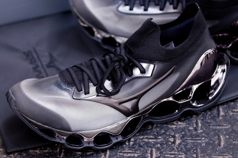 hajime sorayama mizuno wave prophecy sorayama 2nd model metallic closer look korayamaji dark grey metallic 2G tokyo osaka release info