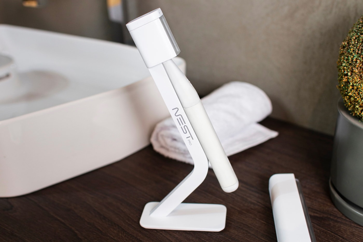 Nest Brush Self-Dispensing UV-C Toothbrush Kickstarter backing hygiene toothpaste tech reddot design 