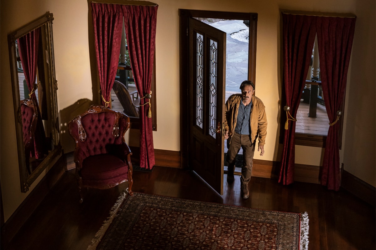 airbnb travel rentals accommodation scream movie film house halloween spooky ghostface sheriff dewey riley david arquette 