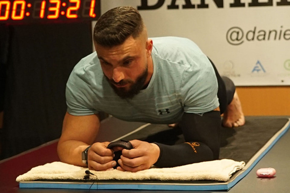 Watch This Australian Man Break the World Record for Longest Plank Ever | HYPEBEAST