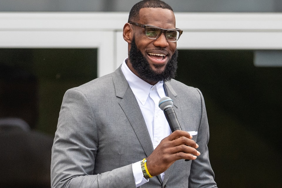 LeBron James wears Ken Griffey Jr.-inspired shoes