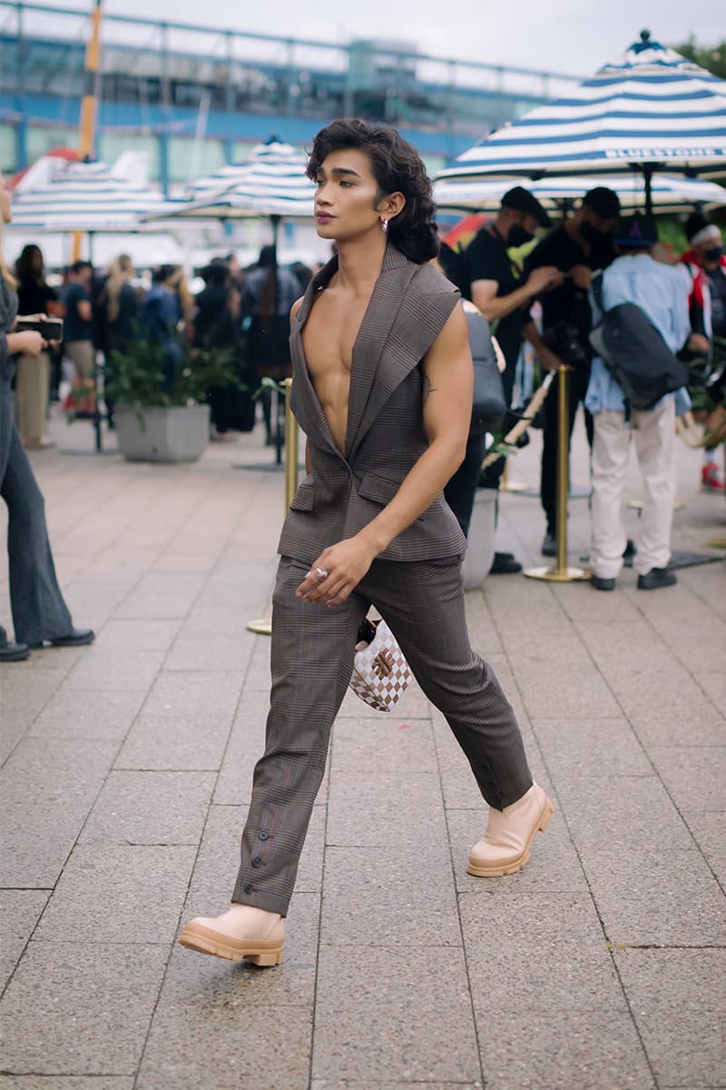 New York Fashion Week SS22 Street Style Looks Audacious Patterns and Vibrant Hues Inform New York Fashion Week SS20 Street Style spring summer 2022 new york city fashion nyc streetstyle moschino monse philip lim peter do prabal gurung nike dunks thom browne peter do proenza schouler