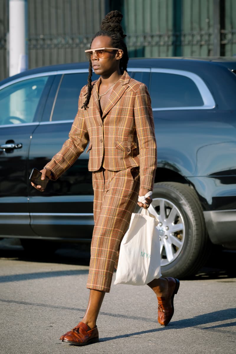 New York Fashion Week SS22 Street Style Looks Audacious Patterns and Vibrant Hues Inform New York Fashion Week SS20 Street Style spring summer 2022 new york city fashion nyc streetstyle moschino monse philip lim peter do prabal gurung nike dunks thom browne peter do proenza schouler