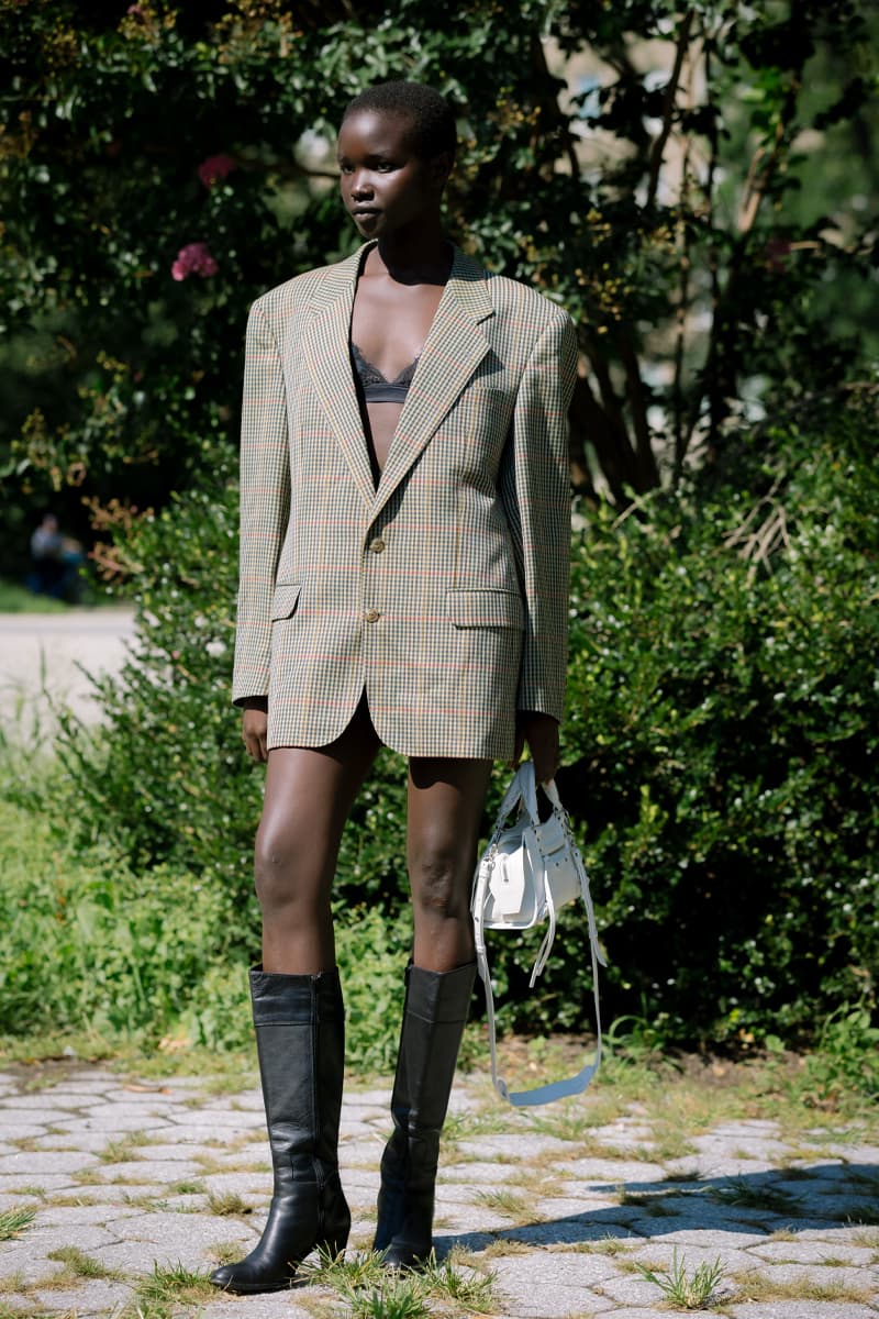 New York Fashion Week SS22 Street Style Looks Audacious Patterns and Vibrant Hues Inform New York Fashion Week SS20 Street Style spring summer 2022 new york city fashion nyc streetstyle moschino monse philip lim peter do prabal gurung nike dunks thom browne peter do proenza schouler