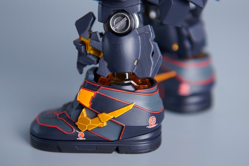 Gundam Nike SB Limited Edition Mini Figures QMSV RX-0 Unicorn Gundam and 02 Banshee (Destroy Mode) Ver
