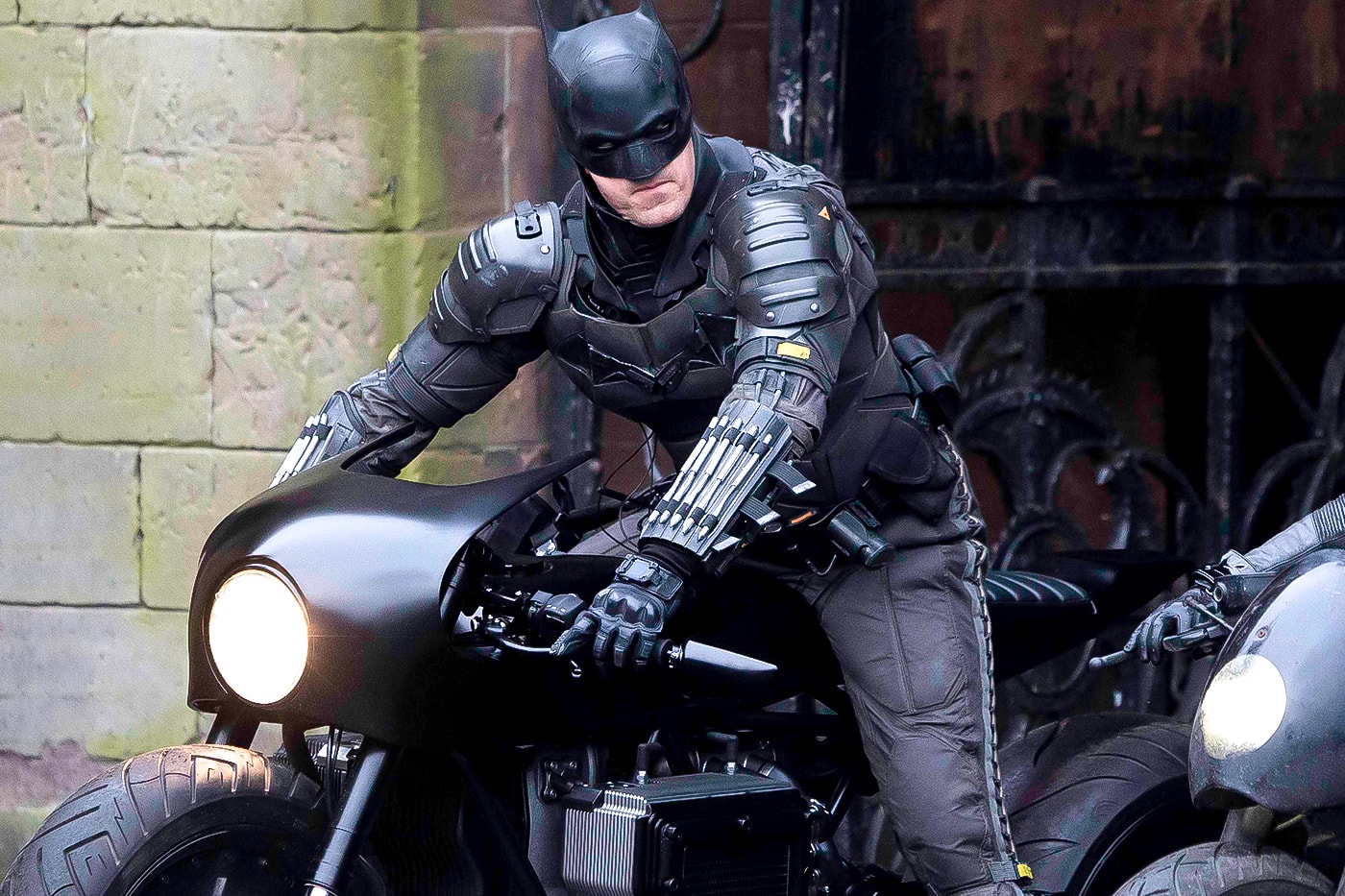 The Batman Batclaw Behind-the-Scenes Look Matt Reeves Robert Pattinson Warner Bros. DC Comics Extended Universe Fandome Release Date Premiere 