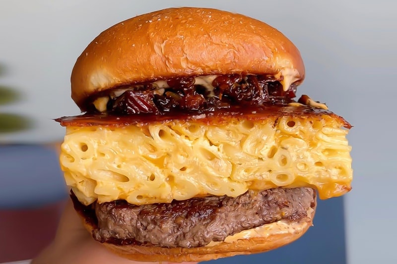 Quatro Mac&Cheese Burger In South Korea No Brand Burger