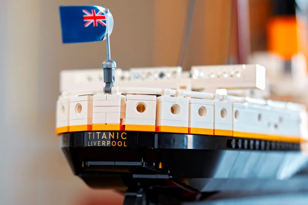 LEGO 9090 Piece RMS Titanic Largest Official Set Ever 1.35 meters 135 cm largest biggest longest maritime cruise ship stand nameplate three instruction books release info 