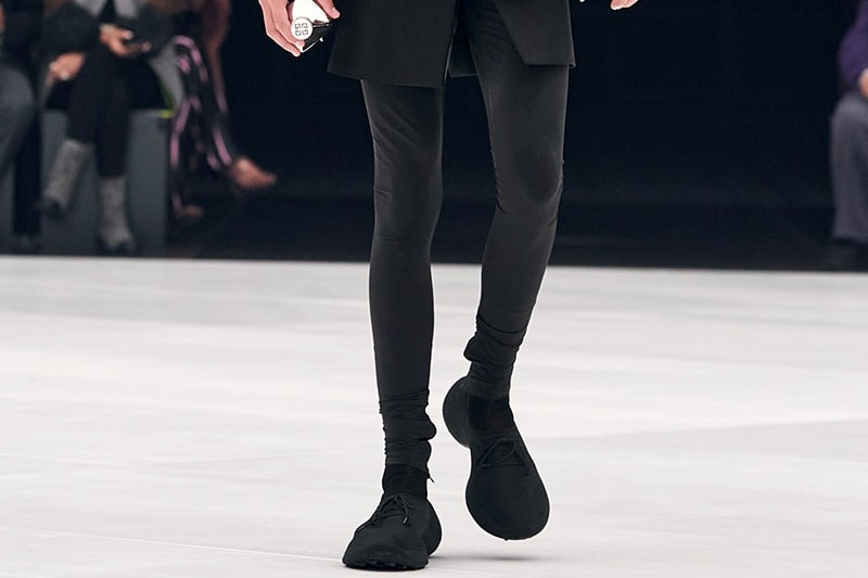 Paris Fashion Week 2021 Primavera Verão 2022 SS22 Melhores Tênis Calçados Designers Passarela COMME des GARCONS Salomon Balmain Lanvin Batman YEEZY YZY KNIT RNNR Givenchy Heliot Emil Victor Julius Juul Balenciaga Crocs Runner