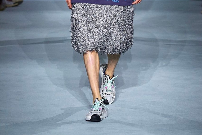 Paris Fashion Week 2021 Primavera Verão 2022 SS22 Melhores Tênis Calçados Designers Passarela COMME des GARCONS Salomon Balmain Lanvin Batman YEEZY YZY KNIT RNNR Givenchy Heliot Emil Victor Julius Juul Balenciaga Crocs Runner
