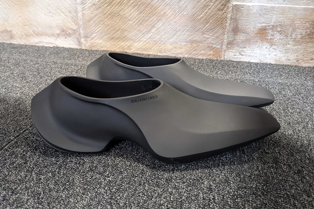 Paris Fashion Week 2021 Primavera Verão 2022 SS22 Melhores Tênis Calçados Designers Passarela COMME des GARCONS Salomon Balmain Lanvin Batman YEEZY YZY KNIT RNNR Givenchy Heliot Emil Victor Julius Juul Balenciaga Crocs Runner