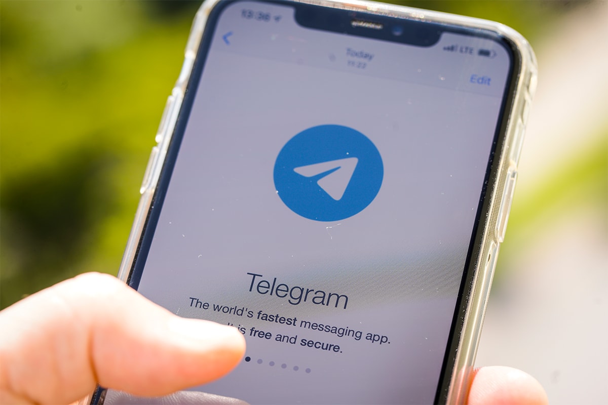 telegram facebook whatsapp instagram signal social media platform service apps instant messaging users outage 