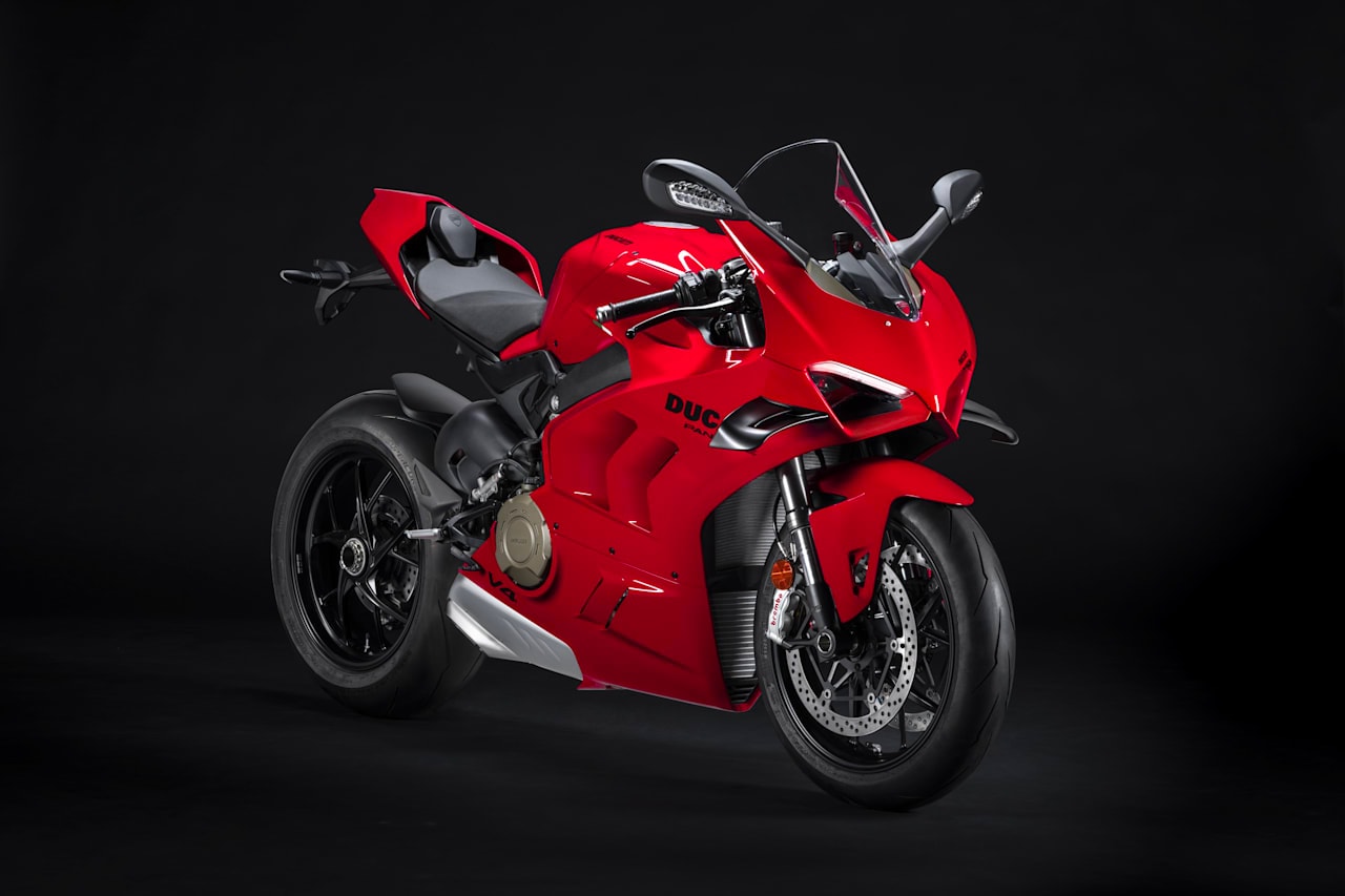 Итальянский супербайк Ducati Panigale V4 V4 S 2022 года. Мотоцикл ближе. Первый взгляд. Мощность. Скорость. Цена. 