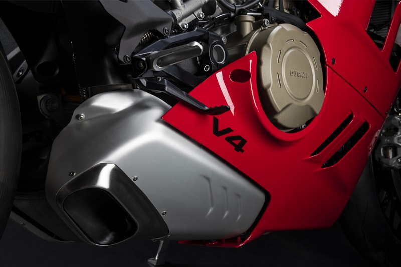 Итальянский супербайк Ducati Panigale V4 V4 S 2022 года. Мотоцикл ближе. Первый взгляд. Мощность. Скорость. Цена. 
