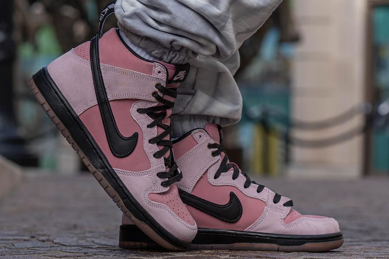 nike pink and black dunks