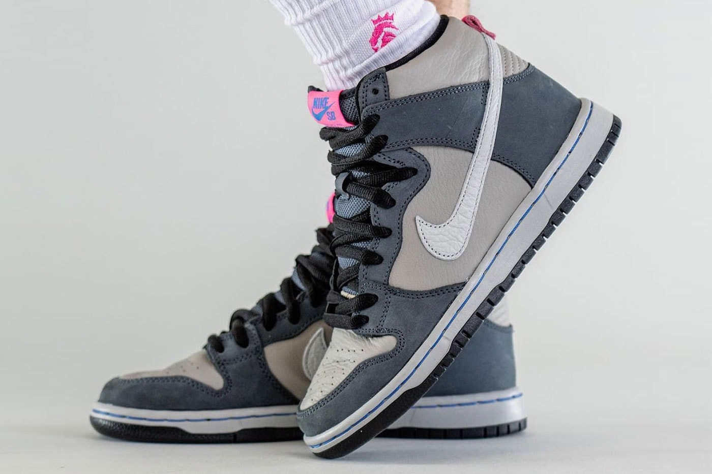 Nike SB Dunk High “Medium Gray” Official Look Footwear sneaker Swoosh leather mesh light gray medium gray white neon pink dj9800-001