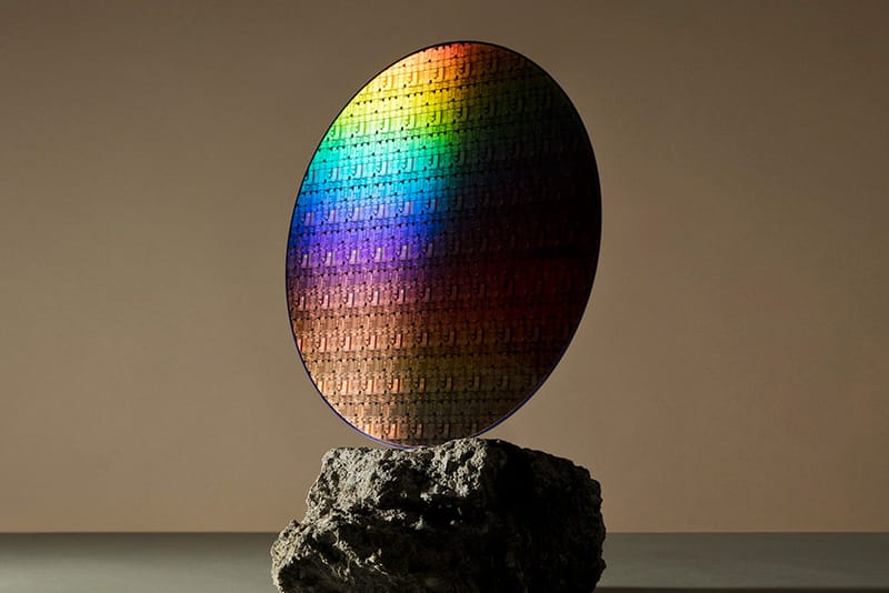 IBM and Samsung Say New Chip Design Could Extend Phone Battery Life to a Week