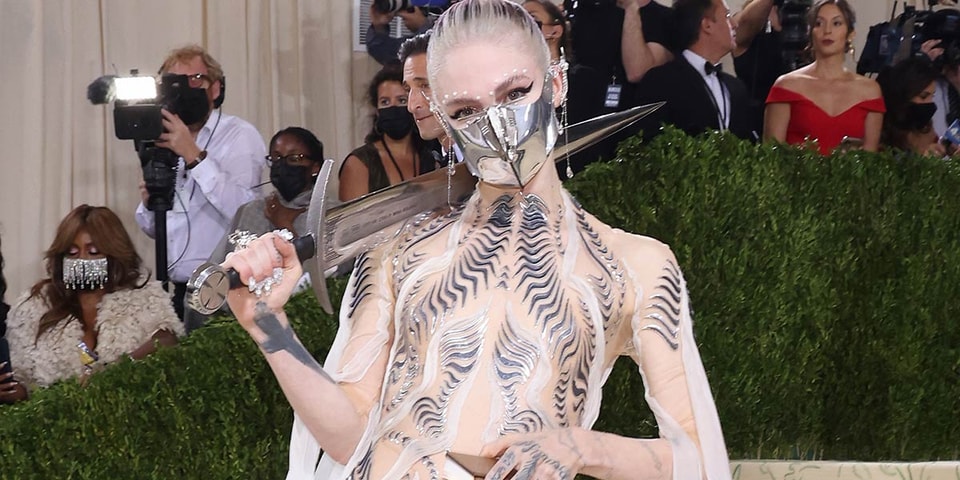 Grimes encara batalhas para libertar-se no videoclipe de Player of Games