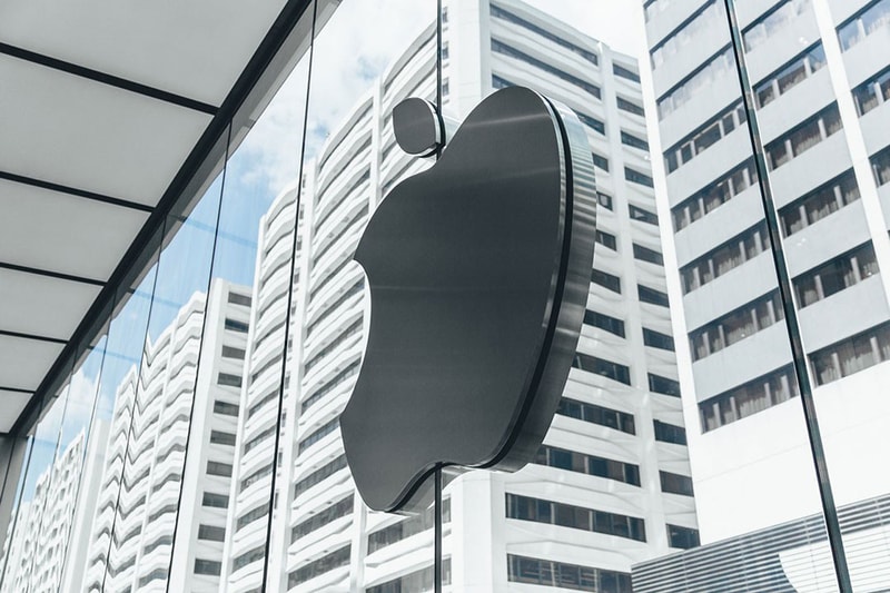 Apple Offers Rare $180,000 USD Bonuses To Top Talent To Prevent Them From Going to Meta Rival facebook tech companies iphone california silicon valley