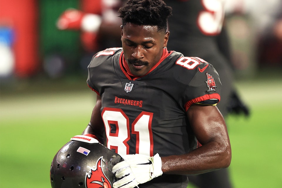 Buccaneers' Antonio Brown suspended 3 games for COVID-19 violation 