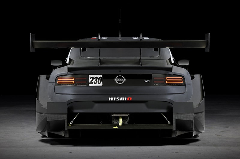 Nissan nismo z gt 500 гоночный автомобиль представляет серию Super GT 2022 Япония Fuji International Speedway GTR быстрый черный спортивный автомобиль широкофюзеляжный