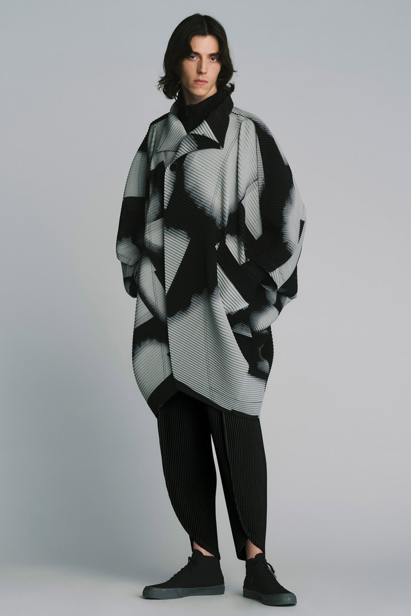 HOMME PLISSÉ ISSEY MIYAKE FW22 Elevates Sculptural Design Fashion
