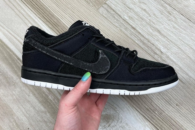 gnarhunters nike sb dunk low black release info date store list buying guide photos removable Swooshes bungee laces 