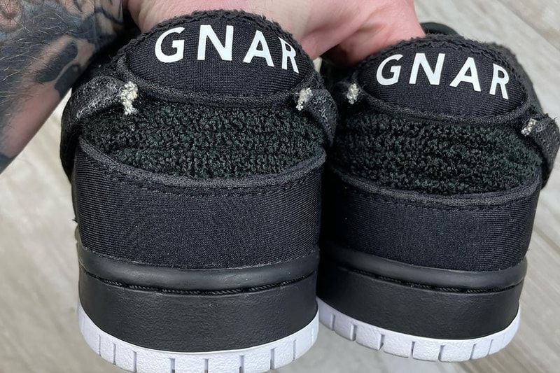gnarhunters nike sb dunk low black release info date store list buying guide photos removable Swooshes bungee laces 