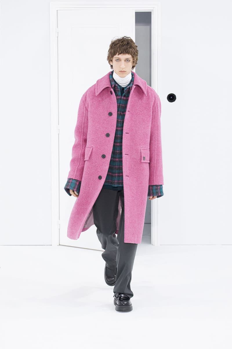 WOOYOUNGMI FW22 Finds the Sweet Spot for Comfortable Layering and Soft Tailoring fall/winter 2022 Paris Fashion Week Runway Collection