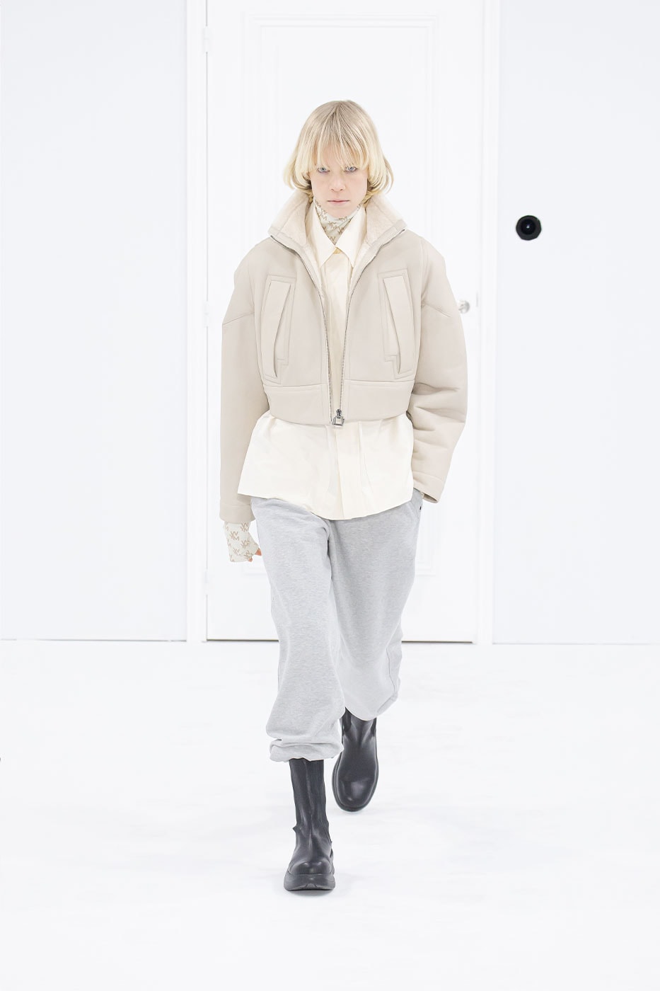 WOOYOUNGMI FW22 Finds the Sweet Spot for Comfortable Layering and Soft Tailoring fall/winter 2022 Paris Fashion Week Runway Collection