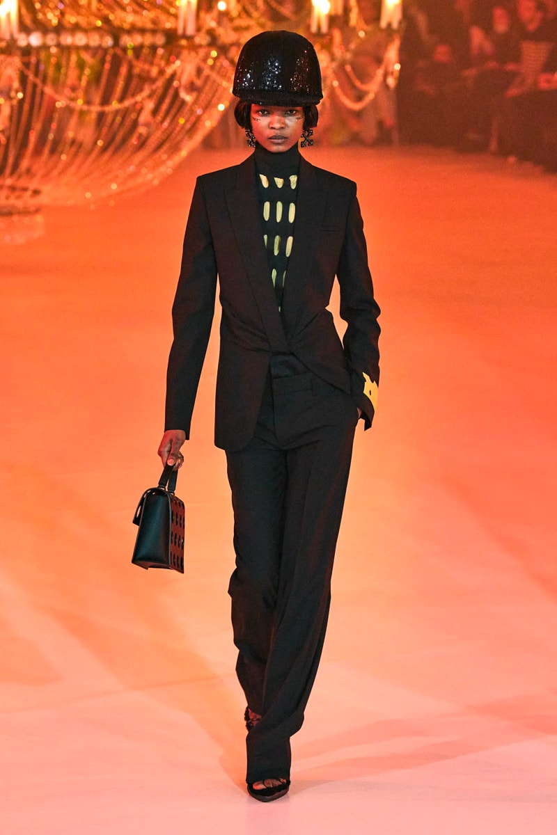Off-White™ Fall 2022 Ready-to-Wear Collection Runway Spaceship Earth: an "Imaginary Experience" Virgil Abloh POST ARCHIVE FACTION MIDNIGHT STUDIOS