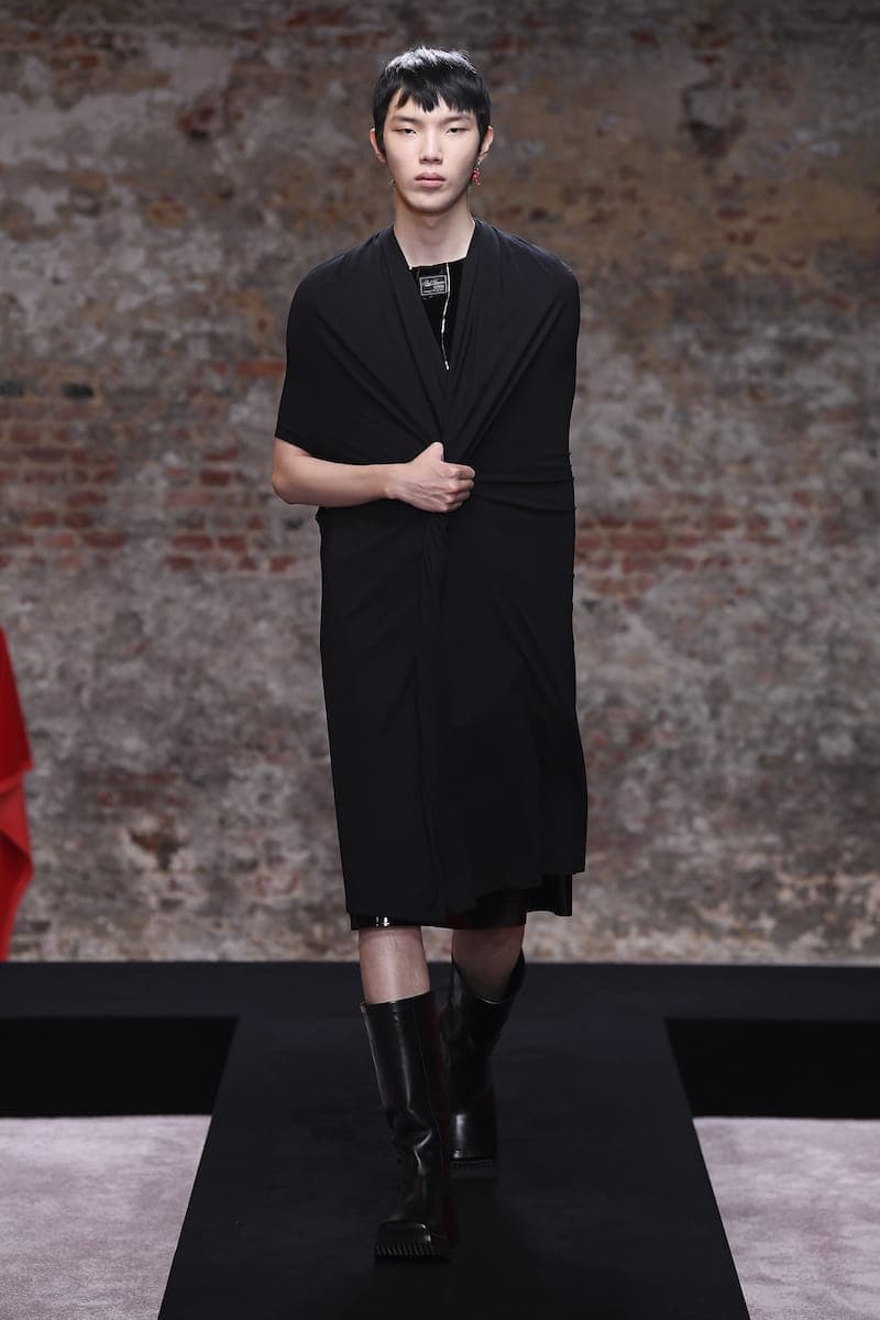 Raf Simons Fall/Winter 2022 Runway Show FW22 Collection Co-Ed Mens Womens Berghain Leather Vinyl Rubber Boots Accessories First Look