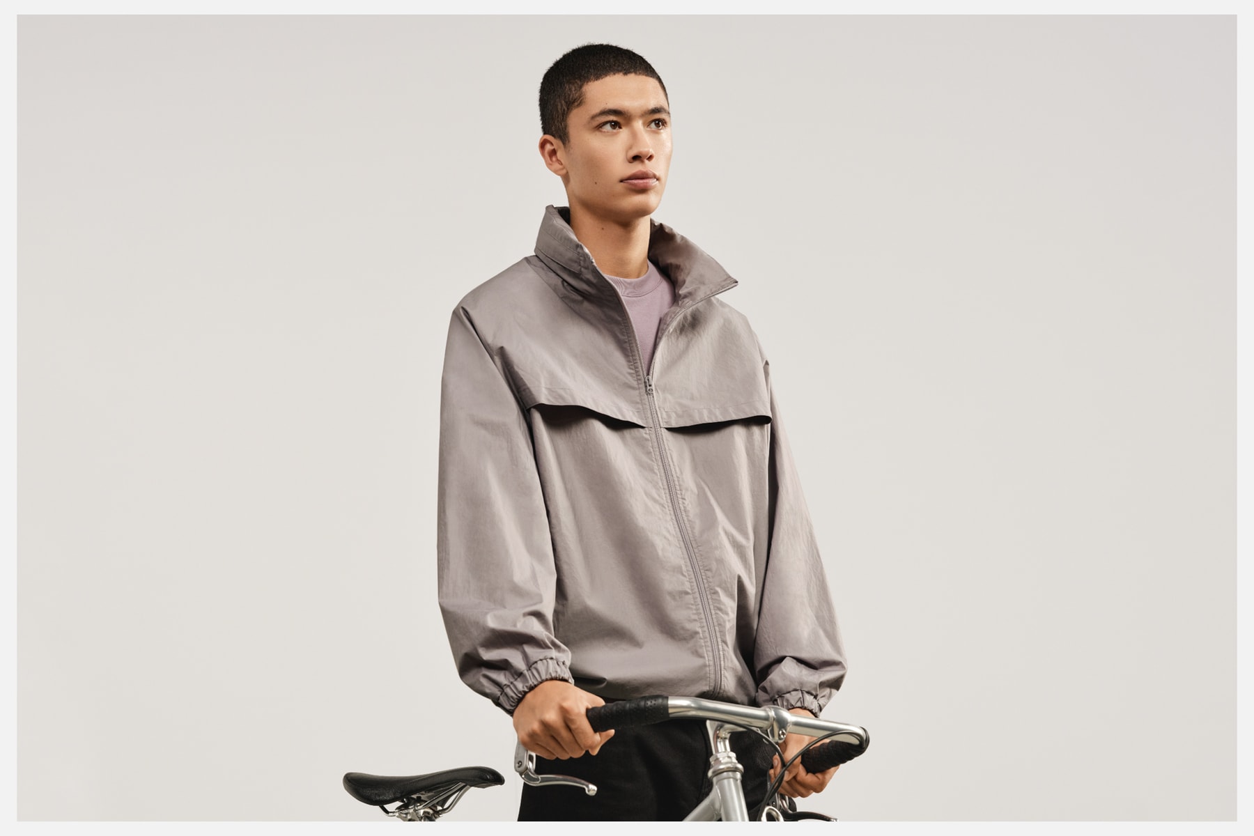 UNIQLO Releases Essentials Lineup Wardrobe Staples Minimalist Neutral T-Shirts Crew Necks Silhouettes Fundamental Cotton Pieces Spring Summer 2022 Collection Shirt Dresses Trench Coat Button-Ups Windbreaker Parisian Style