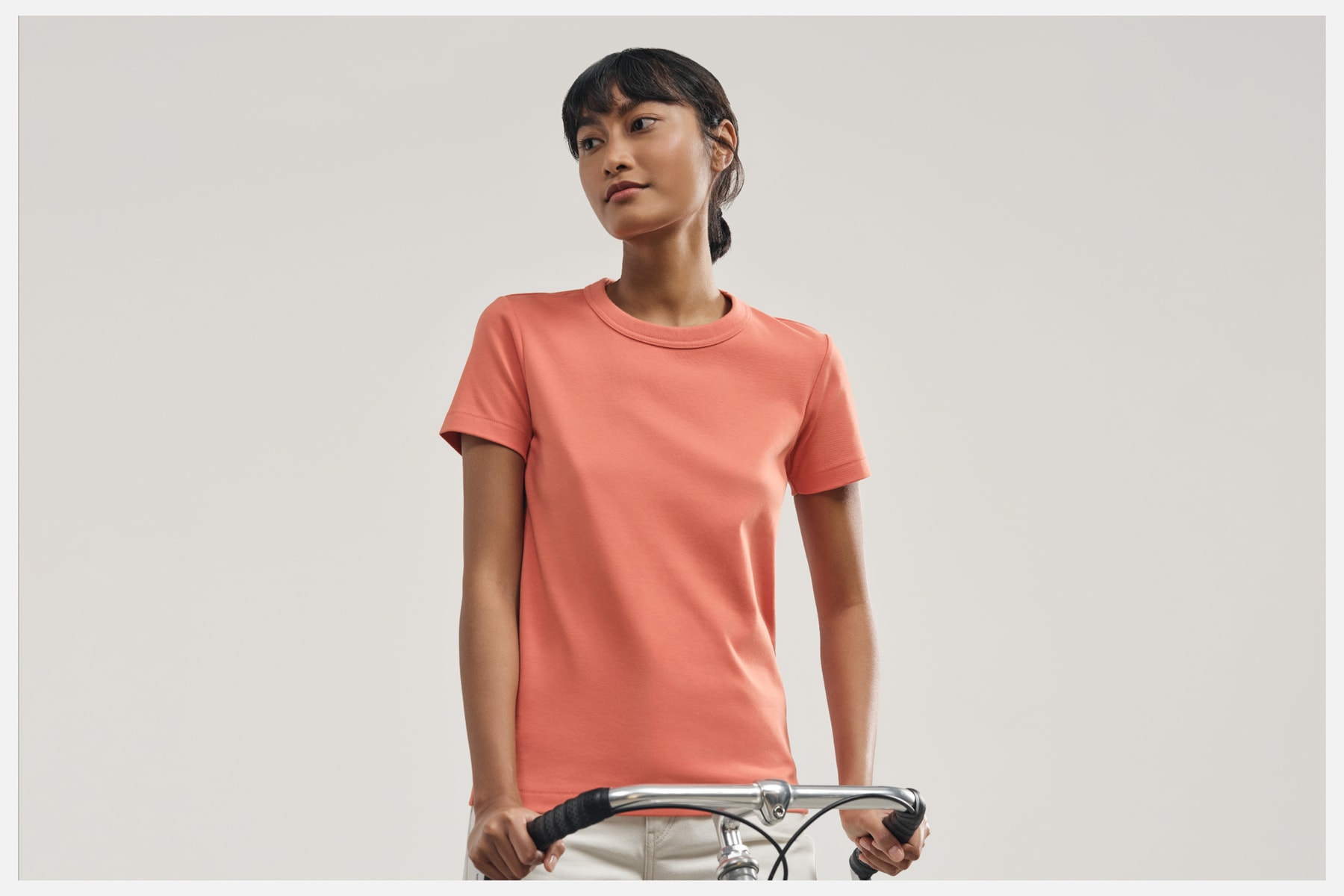 UNIQLO Releases Essentials Lineup Wardrobe Staples Minimalist Neutral T-Shirts Crew Necks Silhouettes Fundamental Cotton Pieces Spring Summer 2022 Collection Shirt Dresses Trench Coat Button-Ups Windbreaker Parisian Style
