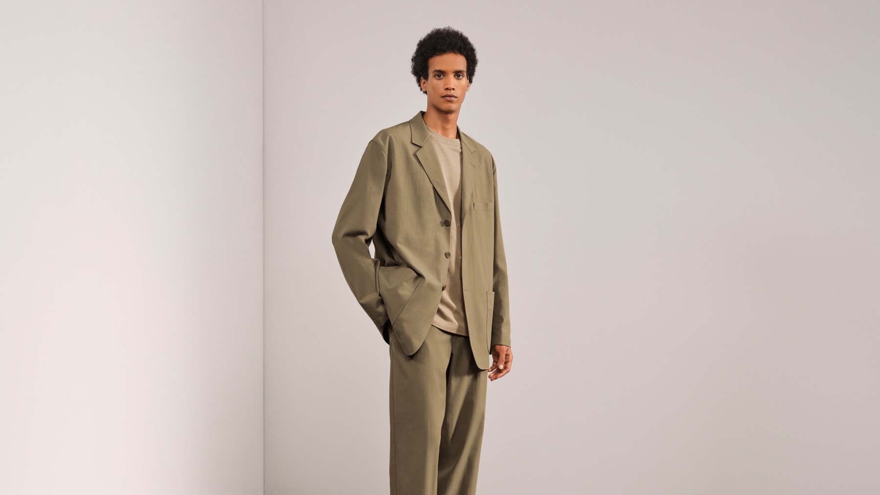 UNIQLO Releases Essentials Lineup Wardrobe Staples Minimalist Neutral T-Shirts Crew Necks Silhouettes Fundamental Cotton Pieces Spring Summer 2022 Collection Shirt Dresses Trench Coat Button-Ups Windbreaker Parisian Style