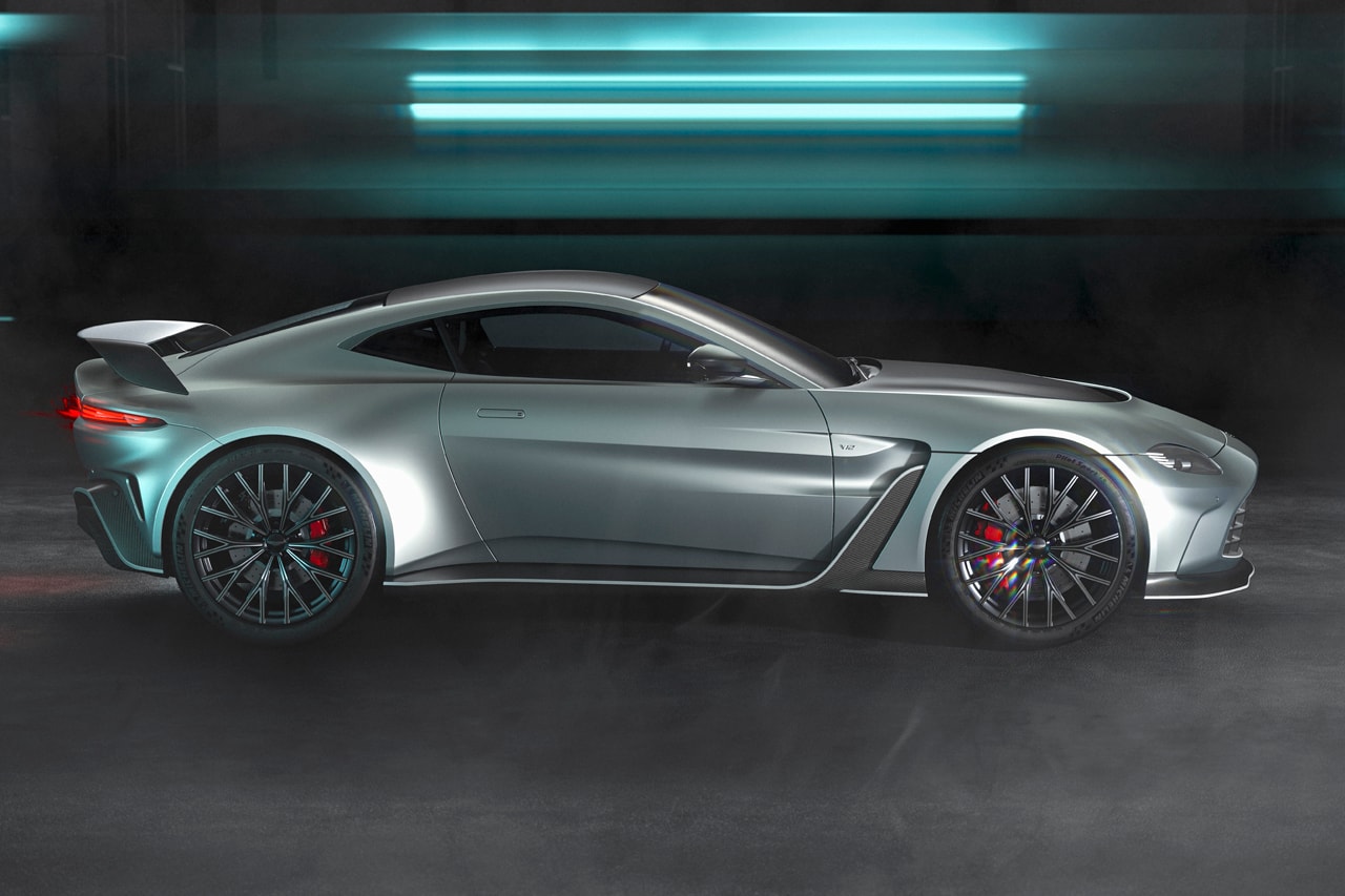 Aston Martin V12 Vantage 2022 Revealed Sold Out 5.2-Liter Twin Turbo 700 PS 753 Nm Torque Speed Performance Power British Supercar
