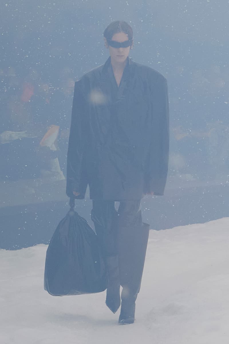 balenciaga winter 22 360 collection runway paris fashion week demna blizzard 