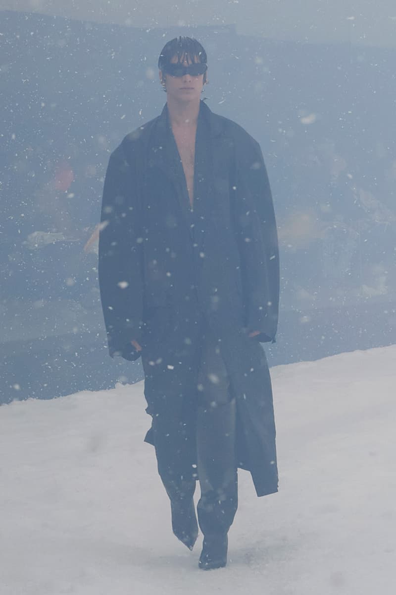 balenciaga winter 22 360 collection runway paris fashion week demna blizzard 