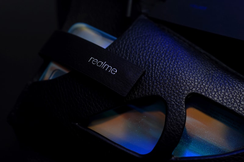 HELIOT EMIL realme realme 9 PRO SERIES smartphone bag closer look paris fashion week smartphones 
