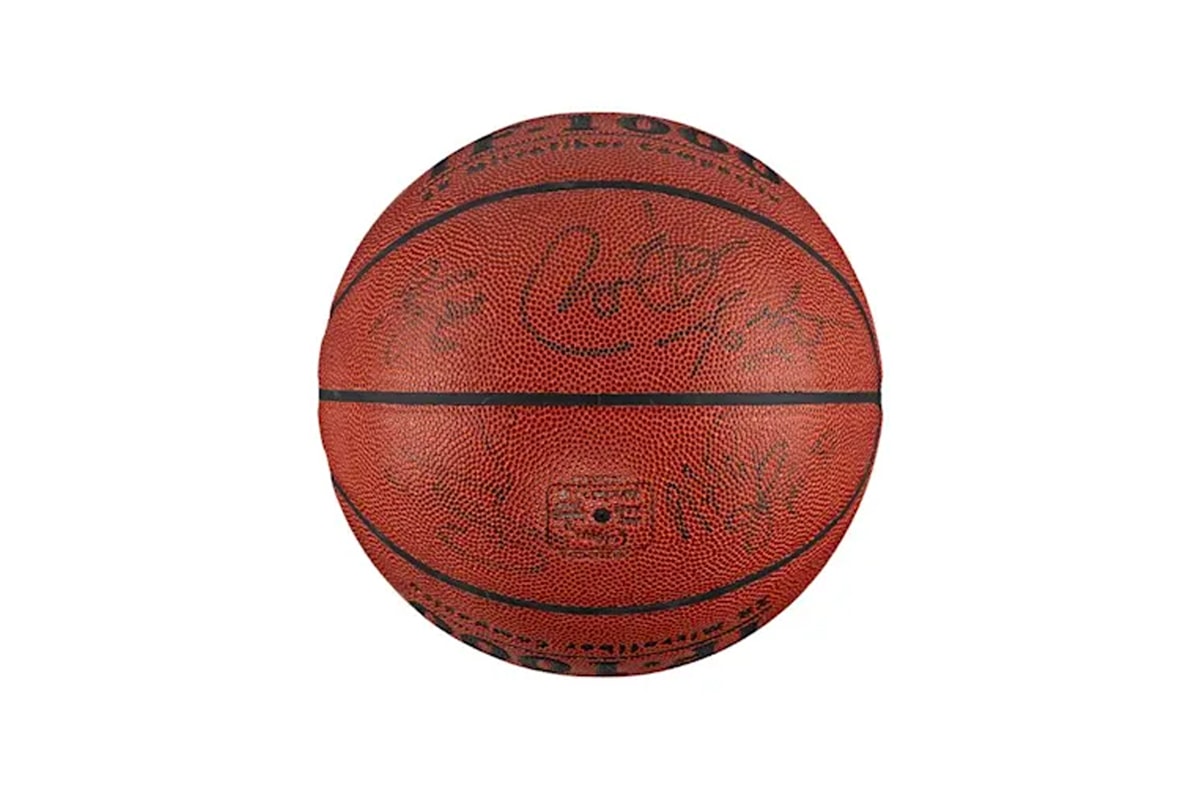 A Basketball Signed by Kobe Bryant and LeBron James From President Obamas Pickup Game Is up for Auction magic johnson carmelo anthony nba ball barack obama 49th birthday celebration