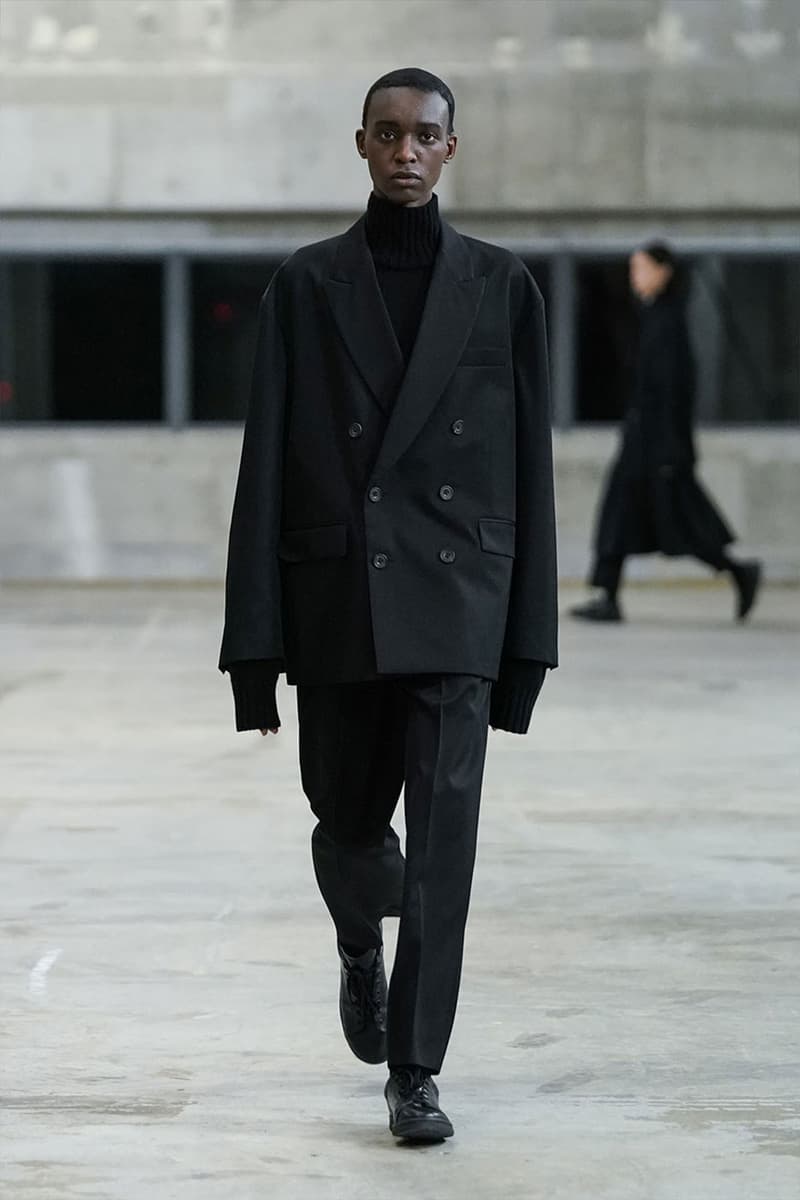 stein autumn fall winter 2022 fw22 kiichiro asakawa 2016 continuous perspective black dark blue grey mohair trench coats down jackets runway show images