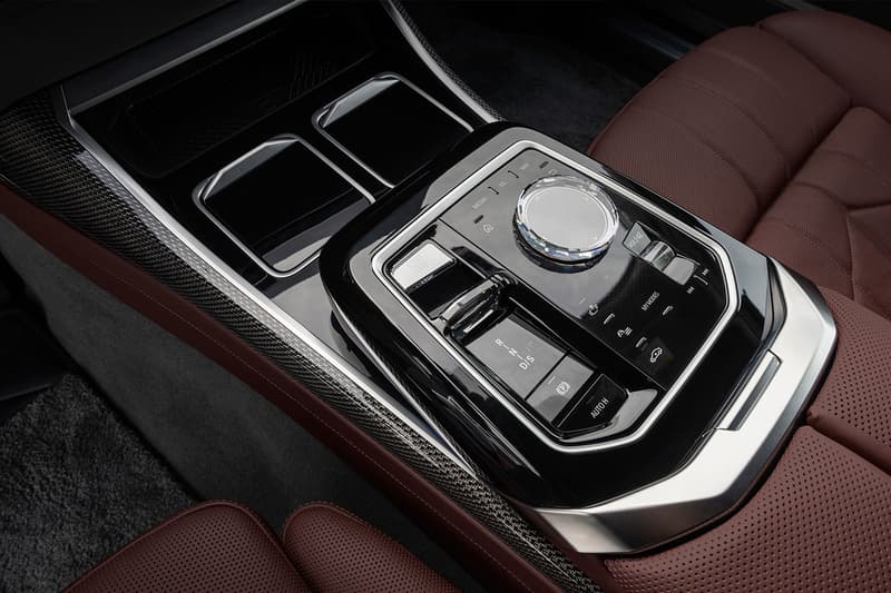 BMW 7 series three versions i7 fully electric hybrid x7 suv 760i xdrive v-8 engine 536 hp i-6 standard m sport package gesture control 