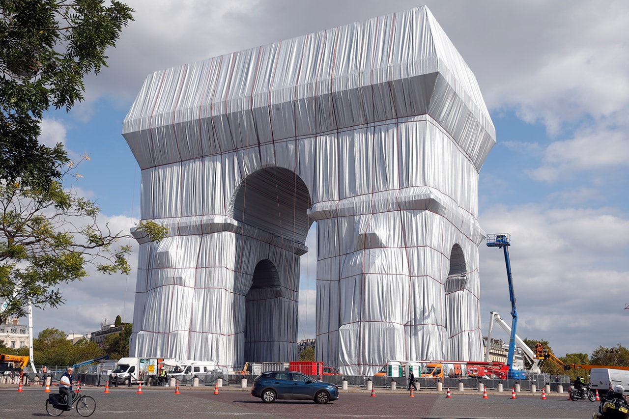 Christo and Jeanne-Claude's “L’Arc de Triomphe Wrapped” 